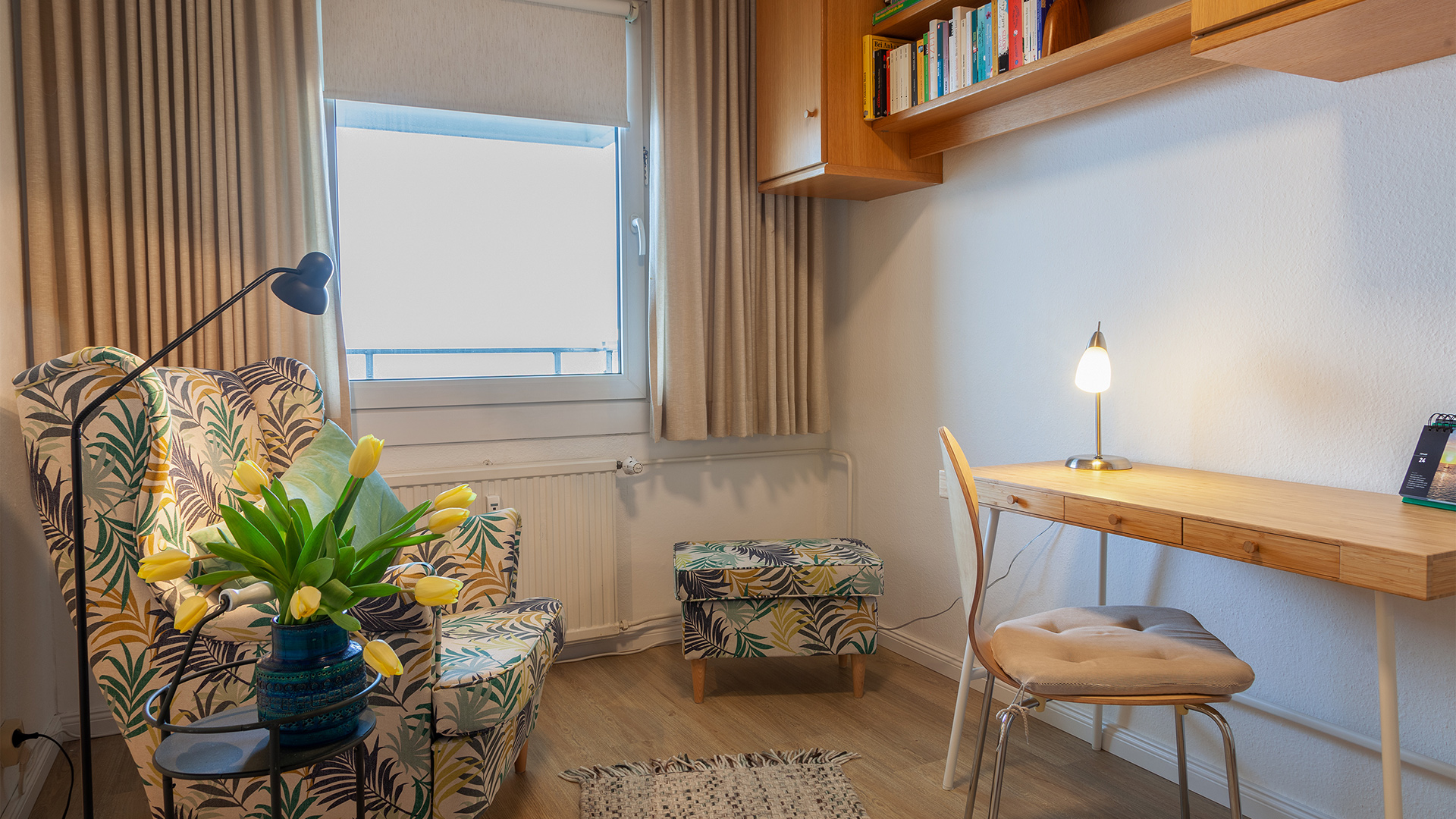 Im zweiten Zimmer der Ferienwohnung Fiedler gibt es einen schönen gemütlichen Sessel und einen richtigen Schreibtisch zum arbeiten.