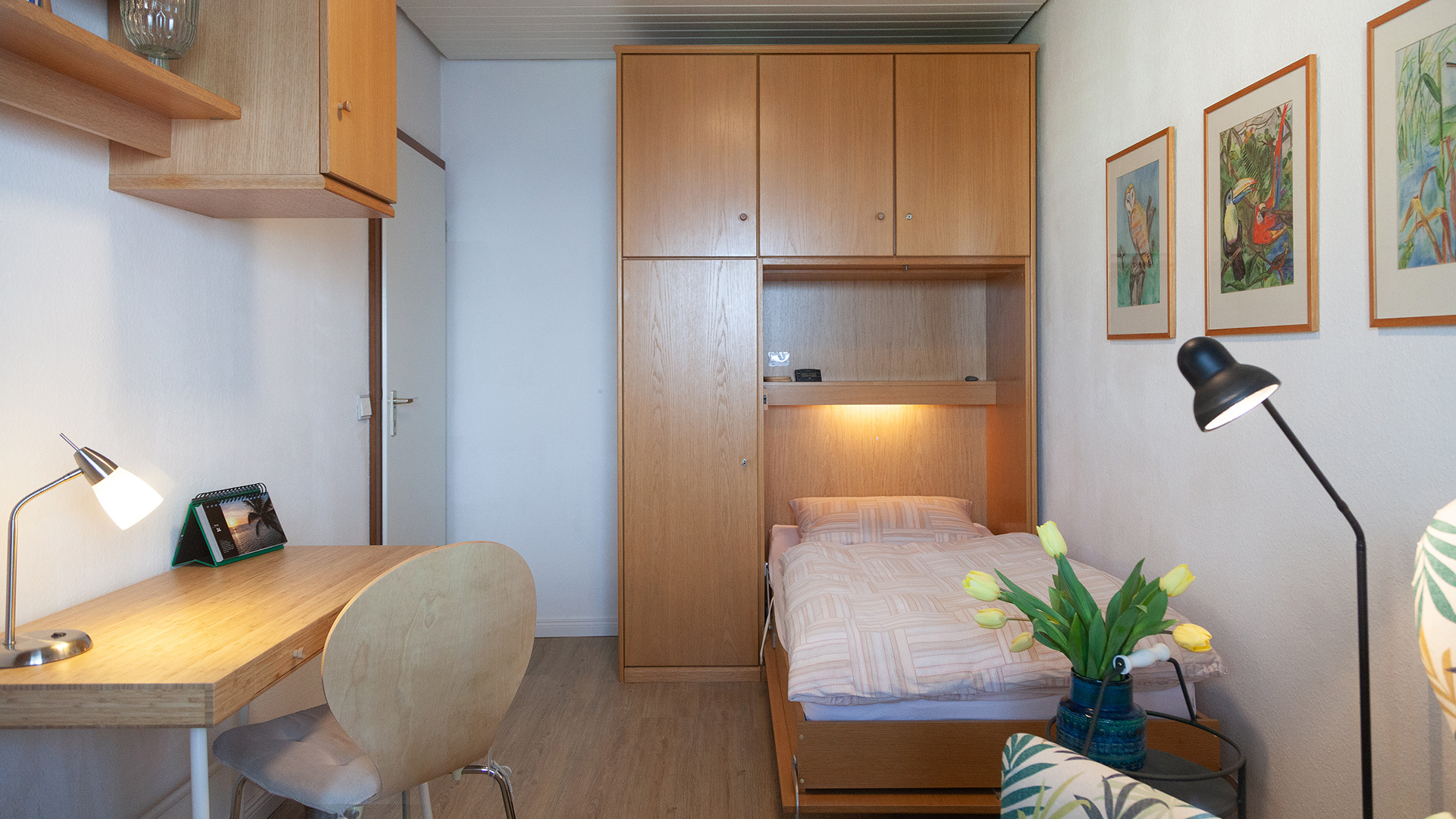 Im zweiten Zimmer der Ferienwohnung Fiedler lässt sich auch ein gemütliches Schrankbett ausklappen. Der Schreibtisch in diesem Zimmer lädt zum Geschichten schreiben ein.