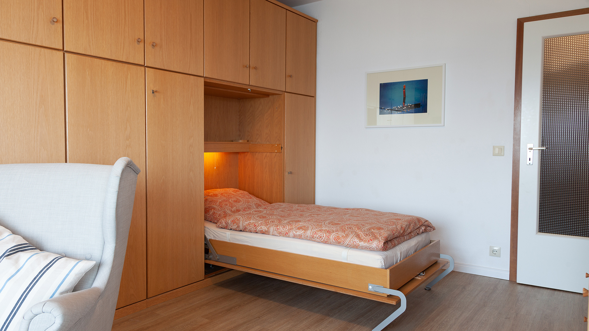 Eines der beiden Betten ist ausgeklappt und macht das Zimmer eins nun zu einem Schlafzimmer.