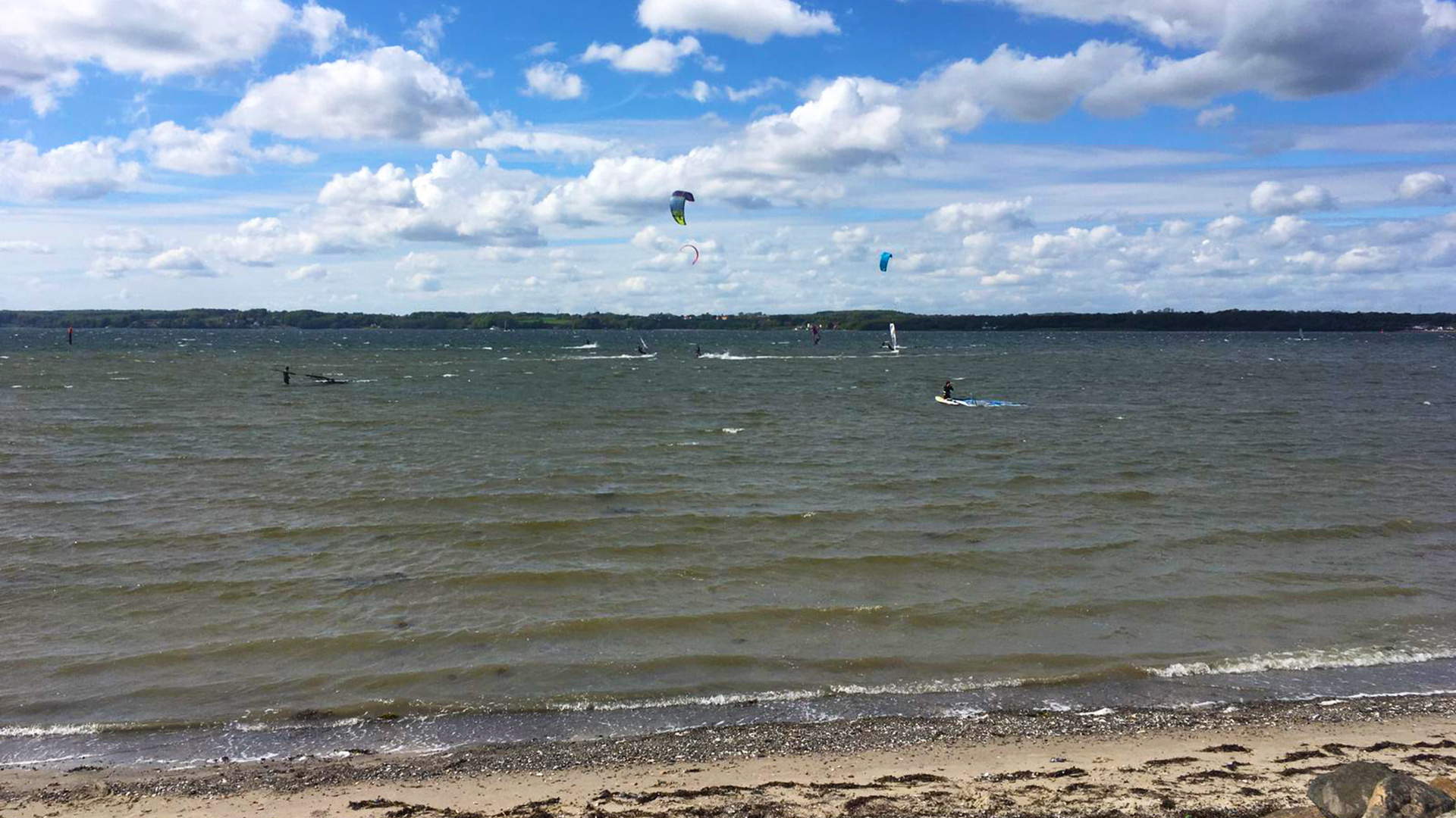 Ein paar Meter von der Ferienwohnung Fiedler entfernt gibt es einen tollen Ort um Kitesurfer zu beobachten oder selbst zu kiten.
